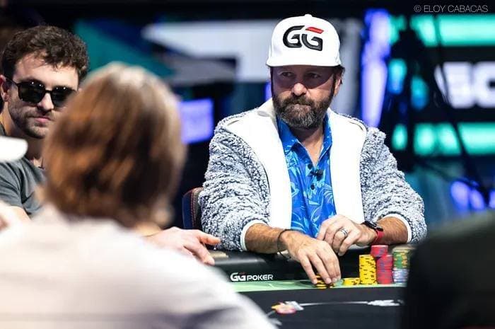Negreanu, cuarto chipleader en el $250K Super High Roller