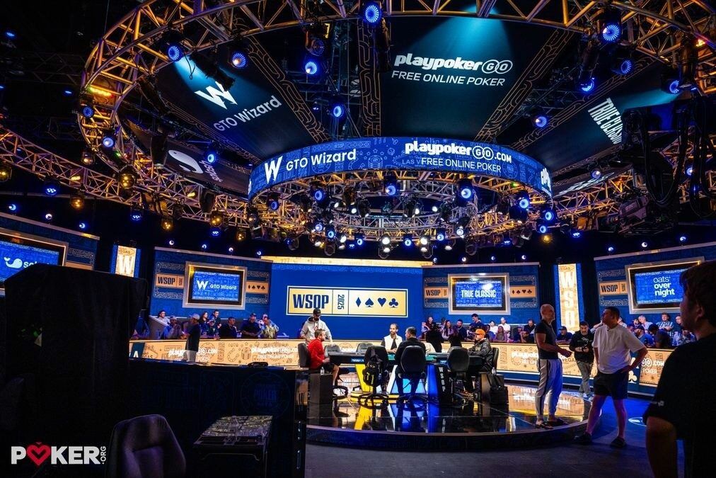 Телевизионный стол на мейн-ивенте WSOP 2025