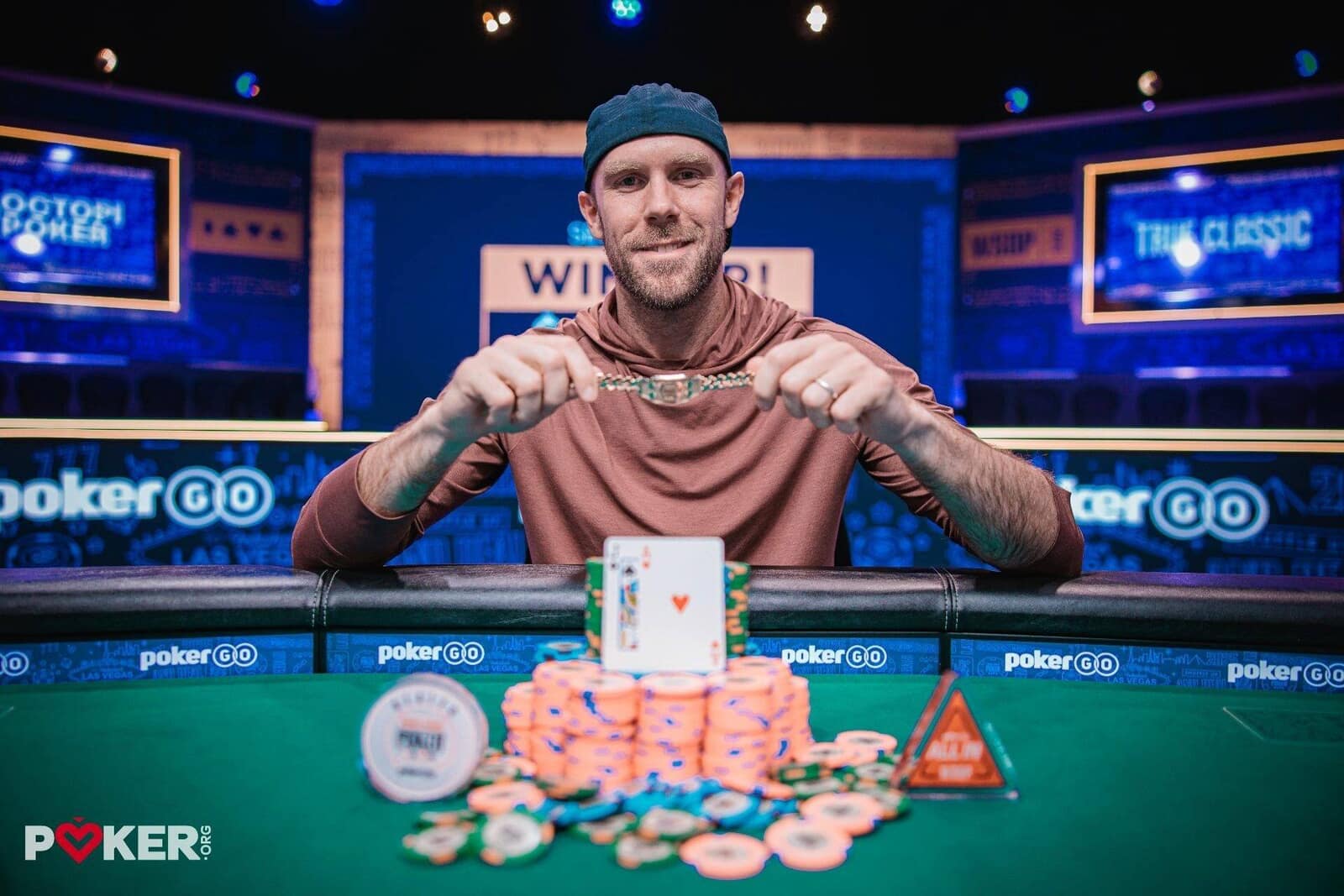Американский игрок Сет Дэвис с браслетом за победу в $250K Super High Roller