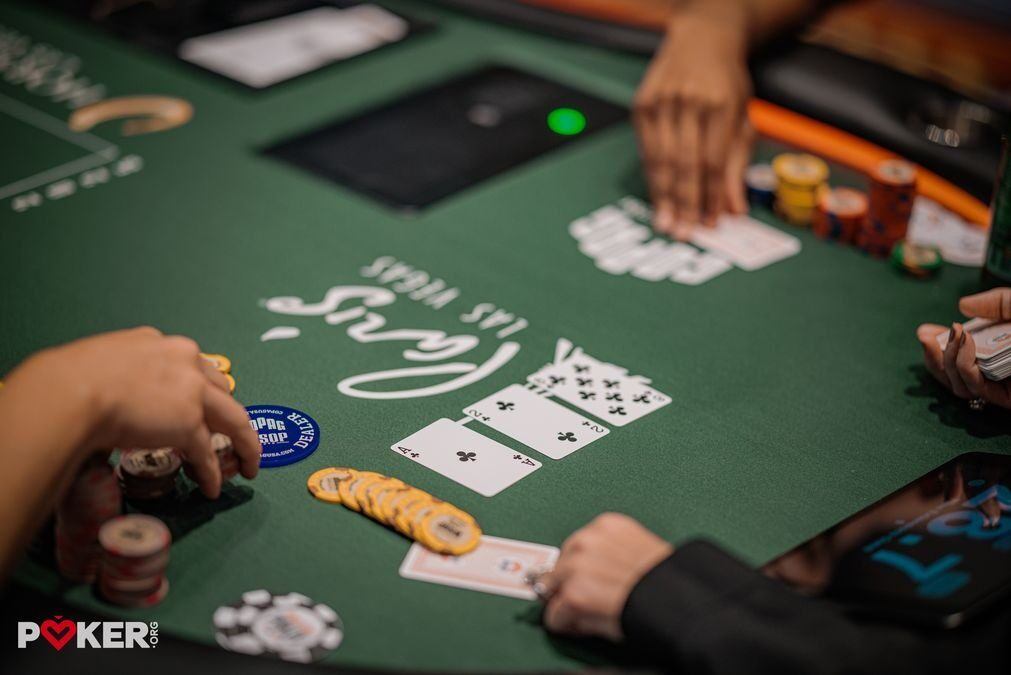 Un jugador apuesta en una mano en la WSOP